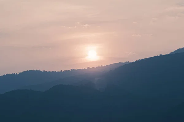 Bei Sonnenuntergang Berglandschaft Der Silhouette Sonnenuntergang Hinter Den Bergen Sonnenuntergang — Stockfoto
