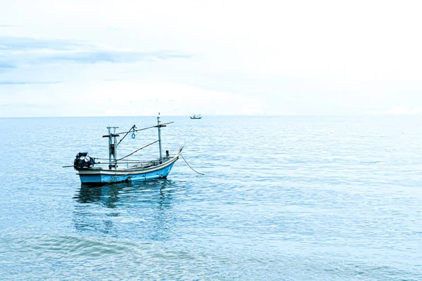 Barco Pesca Pequeno Flutuando Mar Azul Com Céu Azul Barco — Fotografia de Stock