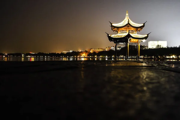 杭州的西湖 淡水湖 中国古典风景 自然景观和文化景观 杭州的名胜古迹 — 图库照片