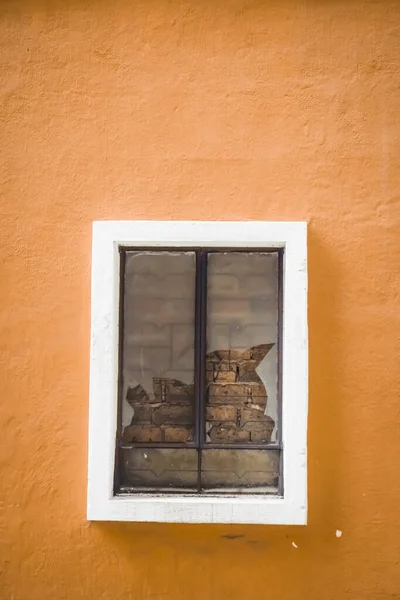 Glasscherben Fenster Auf Orangefarbener Gips Zementwand Mit Weißem Rahmengehäusefenster Zerbrochene — Stockfoto