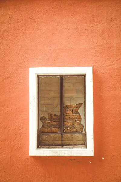 Glasscherben Fenster Auf Orangefarbener Gips Zementwand Mit Weißem Rahmengehäusefenster Zerbrochene — Stockfoto