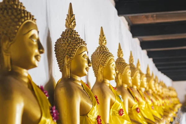 位于泰国阿尤塔亚佛寺Wat Phutthaisawan的一排排金佛像 — 图库照片