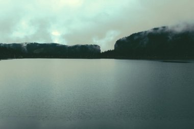Panorama Dağı Sisli Karpatya Dağları sisli bir sonbahar sabahı ve göl manzarasında zirve yapar. Bucegi Dağları, Romanya Avrupa