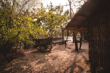 Güneş, Tayland Asya 'nın kuzeyindeki basit, kırsal ve temel yaşam kulübesine kadar uzanır. Geleneksel bir Tayland tarzı ahşap el arabası.