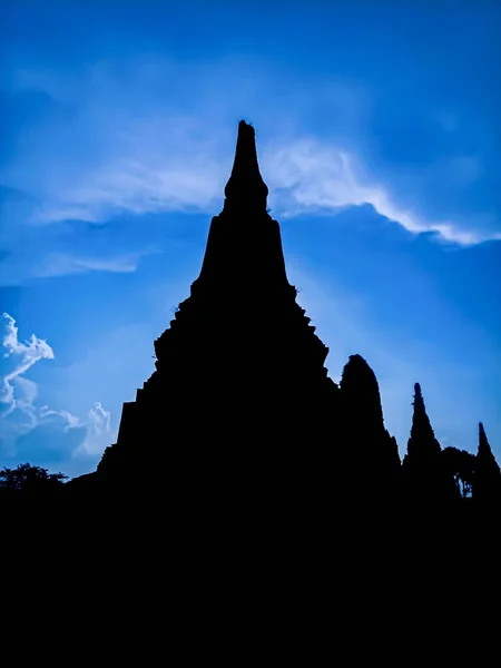 タイの寺院塔 要素タイの文化や伝統 アジアでユネスコの世界遺産に登録されているアユタヤタイ 青い空に対するタイの寺院Silhouette塔 — ストック写真