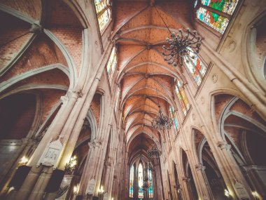 Guangzhou Çin 'deki Sacred Heart Katedrali' nin çatısı, Taş Ev. Gotik Roma Katolik Katedrali. Katedralin inşaatı. Çekim rehberi üzerine seyahat.