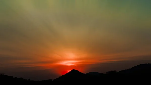 Langzeitbelichtung Farbenfroher Sonnenuntergang Über Den Bergen Dramatischer Tropischer Bergwald Und — Stockfoto