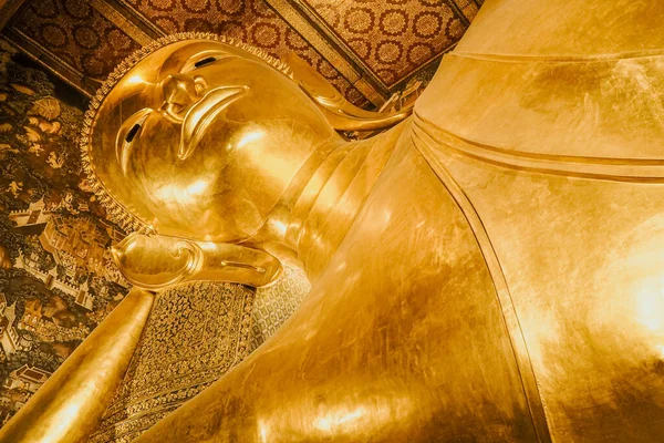 기사보기 Wat Pho 장소인 부처의 휴게소를 가까이 — 스톡 사진