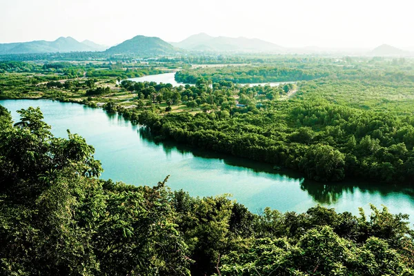 全景热带雨林河流在东南亚 亚洲热带雨林是泰国丛林中河流的绝佳地点 完美的自然背景 — 图库照片