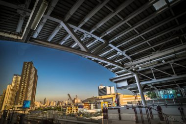 Kasım 2019, Bangkok Tayland Bangkok modern ofis binaları ve şehir merkezindeki Bangkok şehrinde mavi gökyüzü ve bulutlar ile birlikte Tayland 'ın Bangkok kentinde. BTS gökyüzü treni