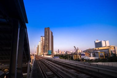 Kasım 2019, Bangkok Tayland Bangkok modern ofis binaları ve şehir merkezindeki Bangkok şehrinde mavi gökyüzü ve bulutlar ile birlikte Tayland 'ın Bangkok kentinde. BTS gökyüzü treni