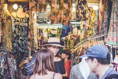 Bangkok Tayland 'ın Bangkok, Tayland' daki Chatuchak hafta sonu pazarında Ekim 2019. Tayland 'ın en büyük pazarı. Turistler alışveriş yapıyor.