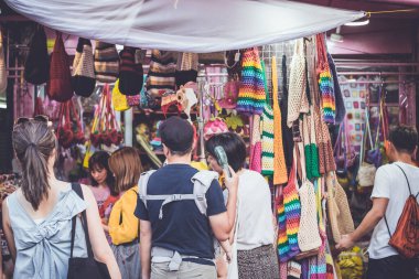 Bangkok Tayland 'ın Bangkok, Tayland' daki Chatuchak hafta sonu pazarında Ekim 2019. Tayland 'ın en büyük pazarı. Turistler alışveriş yapıyor.