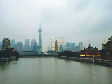 Waibaidu Köprüsü, Bahçe Köprüsü Şangay 'da. Şehir manzarası sinematik IG tonunda.