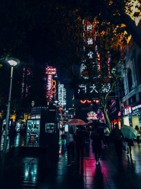 Nanjing Yolu. Şangay Çin, 2018 Nanjing Yolu 'ndan gelen turist sürüsü. Bund turist merkezlerine bir sürü alışveriş merkezi.