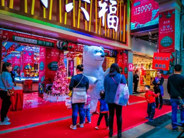 Guangzhou, Çin Aralık 2019 Shangxiajiu yayası. Liwan Bölgesi 'ndeki ticari yaya sokağı. Şehrin ana alışveriş bölgesi. büyük bir turizm merkezi..