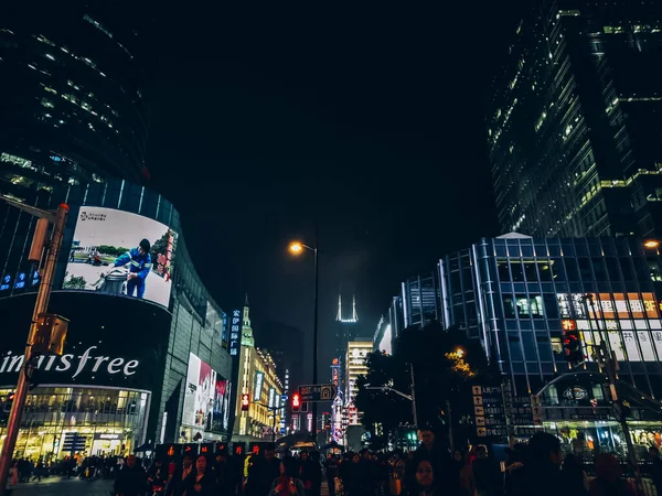 Nanjing Yolu. Şangay Çin, 2018 Nanjing Yolu 'ndan gelen turist sürüsü. Bund turist merkezlerine bir sürü alışveriş merkezi.