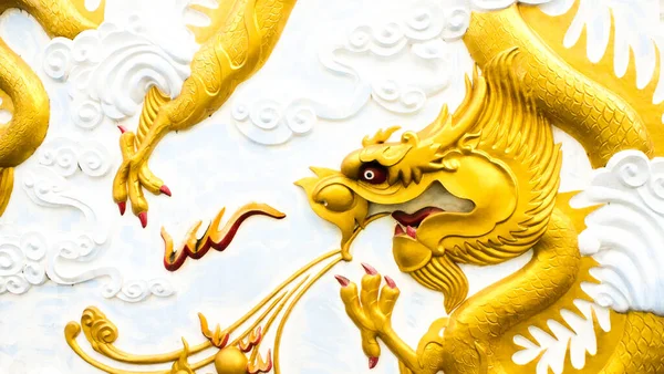 中国金龙雕塑蒙太奇文化艺术在亚洲情调建筑墙面天花板上的应用 — 图库照片