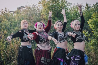 Ormanda kabile dansçıları