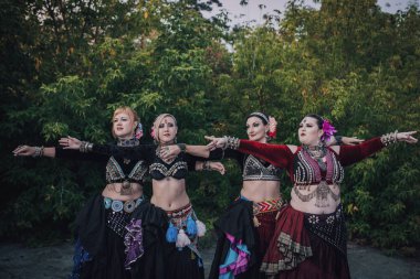 Ormanda kabile dansçıları