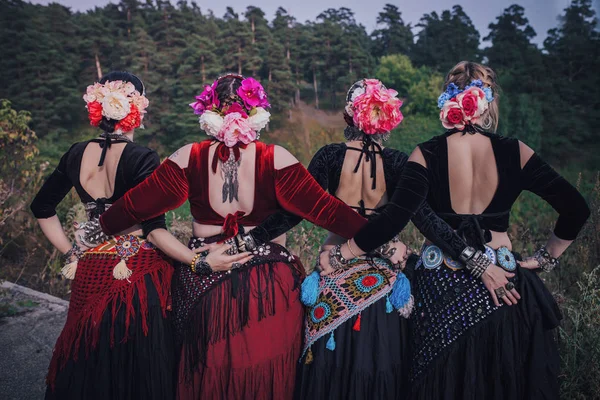 森林里的部落舞者 — 图库照片