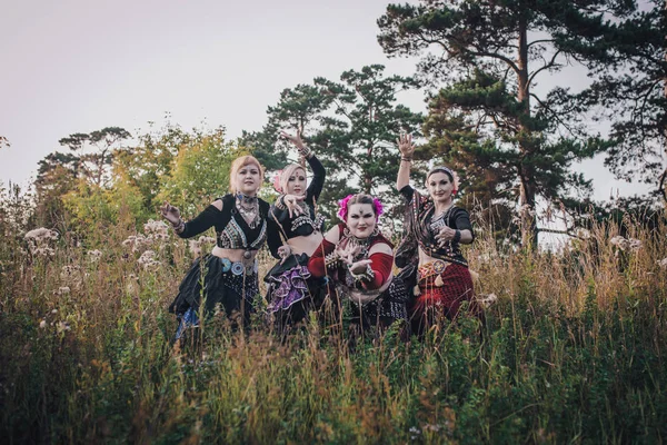 Danseurs Tribaux Dans Forêt — Photo