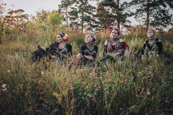 森の中の部族舞踊家 — ストック写真