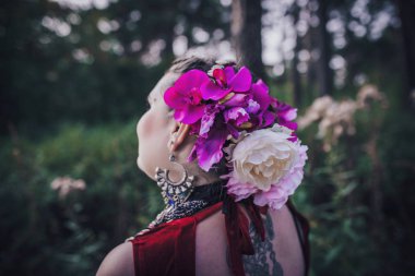 Ormanda kabile dansçıları