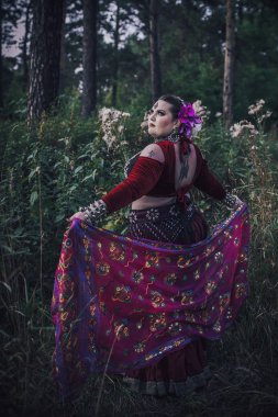 Ormanda kabile dansçıları