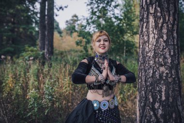 Ormanda kabile dansçıları