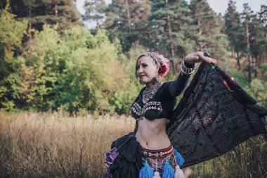 Ormanda kabile dansçıları