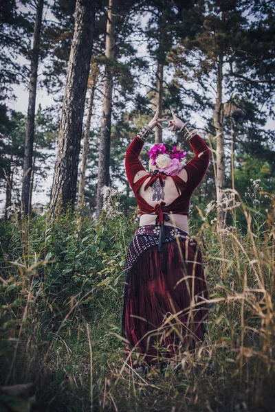 森林里的部落舞者 — 图库照片