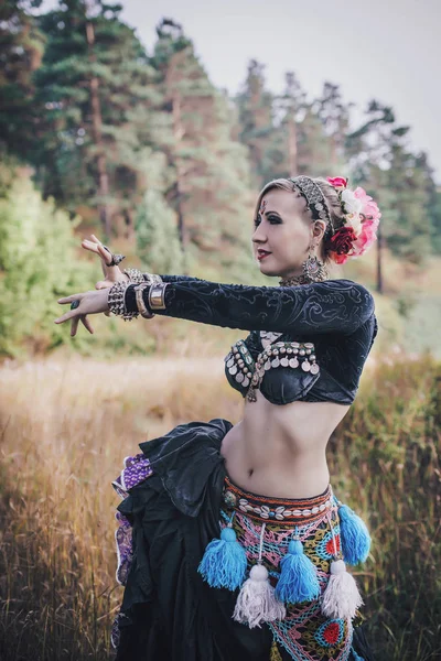 Kmenoví Tanečníci Lese — Stock fotografie