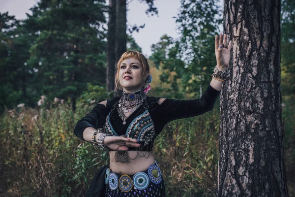 森の中の部族舞踊家 — ストック写真
