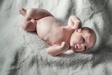 Bir kız için yeni doğanları vurmak.