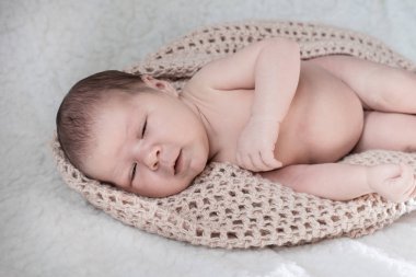 Bir kız için yeni doğanları vurmak.