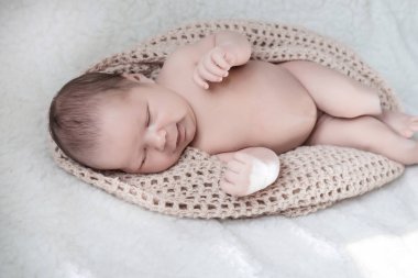 Bir kız için yeni doğanları vurmak.