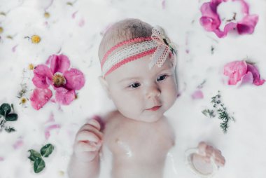 Çiçekli süt bebek