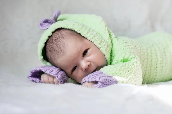 Menembak Bayi Yang Baru Lahir Untuk Seorang Gadis — Stok Foto