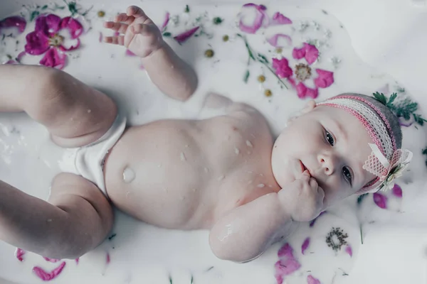 Bambino Nel Latte Con Fiori — Foto Stock