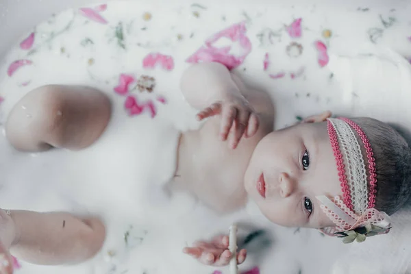 Bambino Nel Latte Con Fiori — Foto Stock