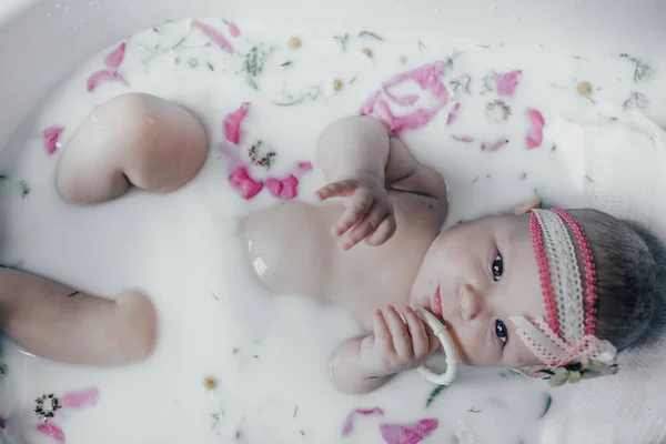 Bambino Nel Latte Con Fiori — Foto Stock