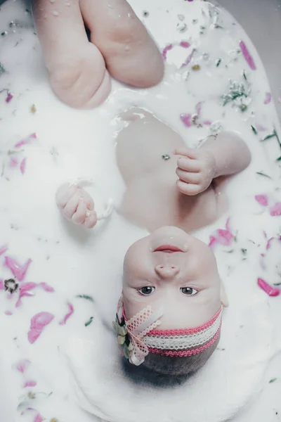 Bambino Nel Latte Con Fiori — Foto Stock