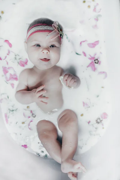 Bambino Nel Latte Con Fiori — Foto Stock