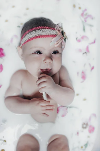 Bambino Nel Latte Con Fiori — Foto Stock