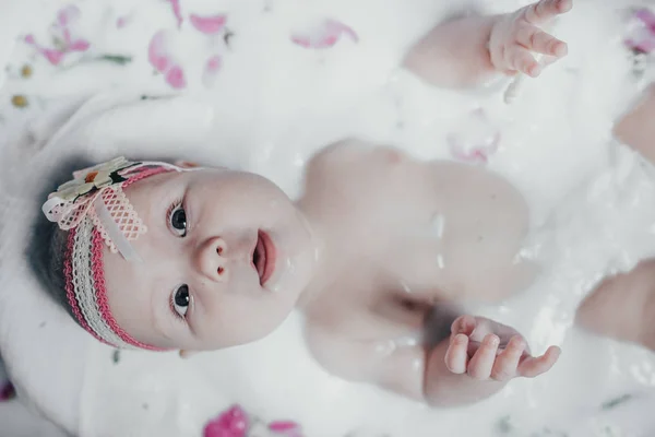 Bambino Nel Latte Con Fiori — Foto Stock