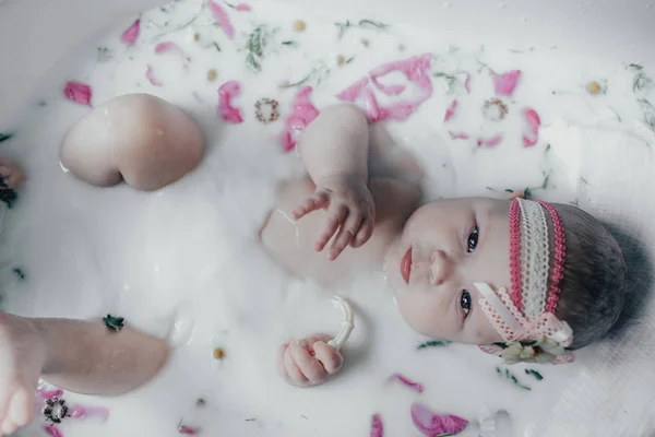 Bambino Nel Latte Con Fiori — Foto Stock