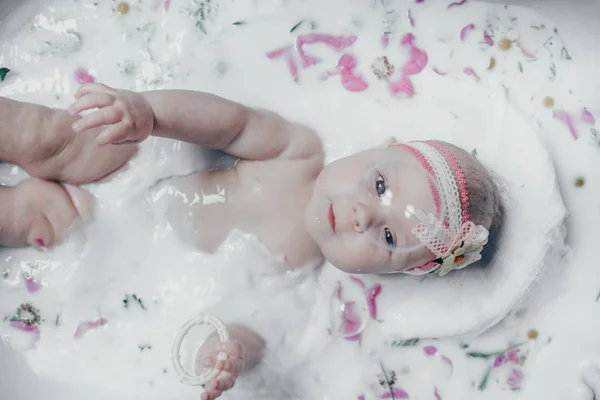 Bambino Nel Latte Con Fiori — Foto Stock