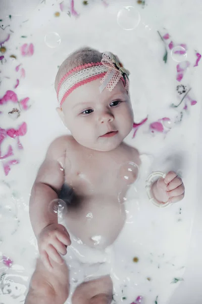 Baby Mjölk Med Blommor — Stockfoto