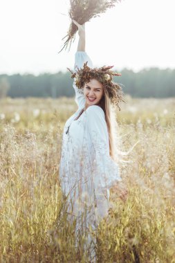 Hamile anne tarlada.